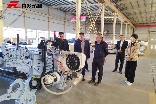 Shandong RIFA: le secrétaire général Liu Changlei de l'Association chinoise de l'industrie de la fibre de verre et sa délégation visitent l'entreprise pour inspection