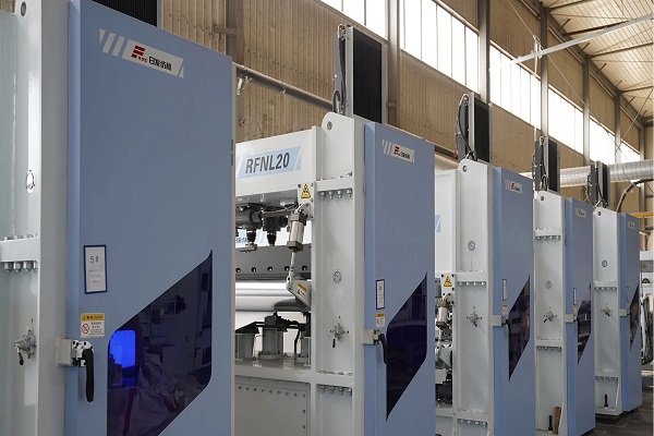 Caractéristiques et gamme d'application de la machine de refendage de tissu non tissé